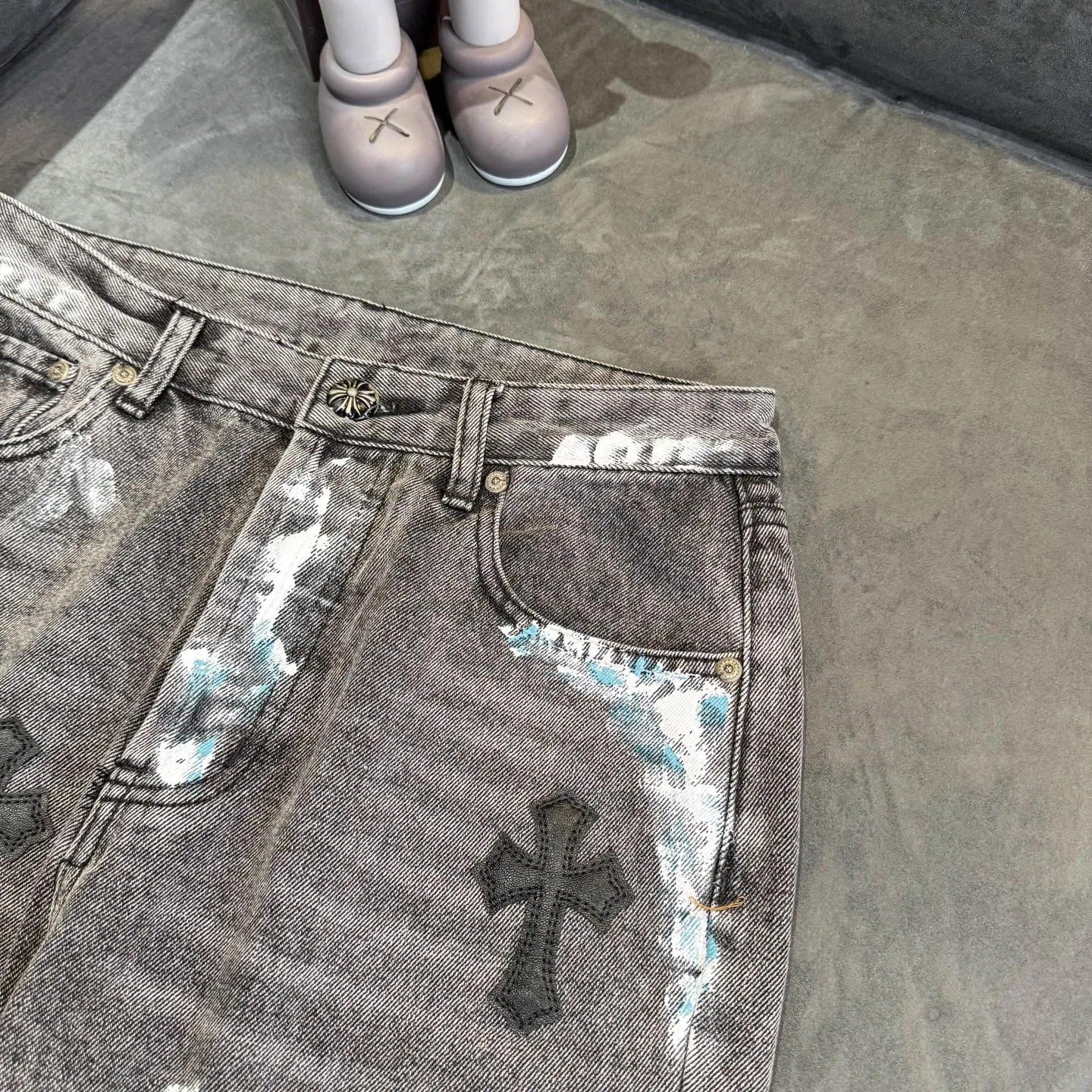 P340 top version GALLERY DEPT & Chrome hearts washed jeans with co-branded blue, yellow, black, white and multi-color stitching. Really restores the ultimate vintage texture. Three-dimensional version. Loose and comfortable, not picky about body shape. Makes taller and slimmer. Factory Seiko. Original factory quality control. Same style for men and women. Can be matched with couples. Versatile recommendation. Must-have jeans for all seasons. Fashionistas have been disappointed. From the quality selection of fabrics, the tailoring of details, and the matching of patterns, they are all impeccable! The upper body is so handsome when worn...it can be easily worn by men, women and children! The craftsmanship is made of heavy-duty washed pure cotton denim fabric. After washing, it is soft and thick and looks very stylish when worn. Color: black Size: 28 30 32 34 36